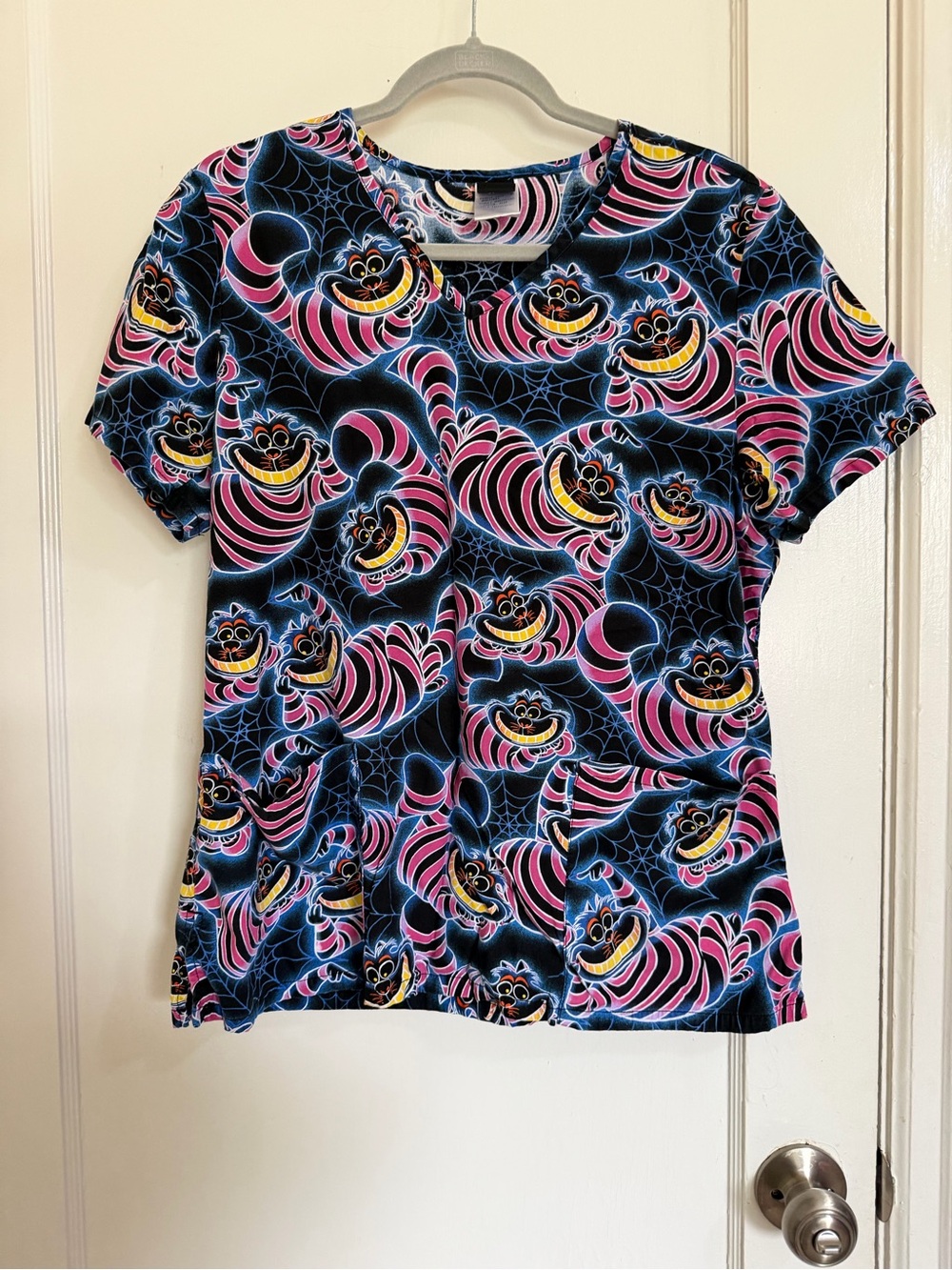 Women's Disney Scrub Top Large Cheshire Cat Alice in Wonderland Halloween